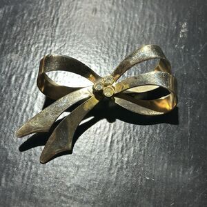 Vintage Bow Shape Brooch Pin Gold Toned Rhinestone Accented Center